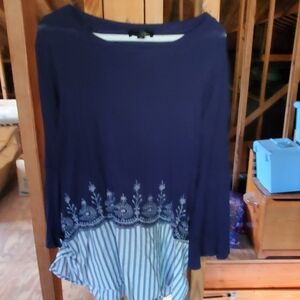 Blouse with bottom accent